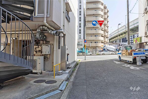 敷地南西側の前面道路（北西側から）