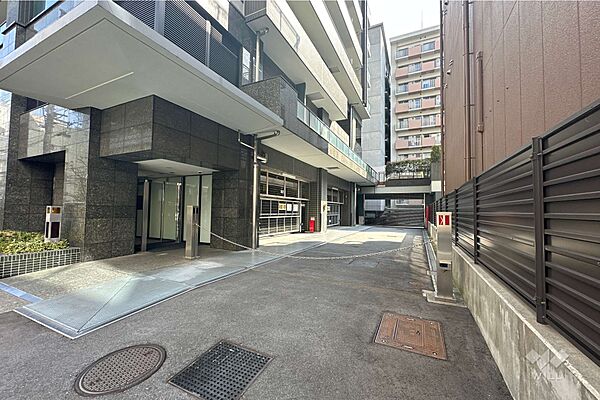 駐車場の出入り口（ロボットゲート付き）