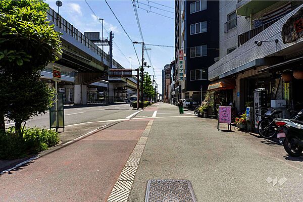 敷地南東側の前面道路（北東側から）