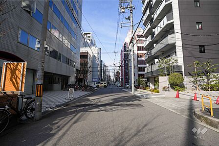 敷地西側の前面道路(南側から)