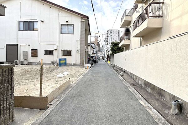 物件の北側前面道路（東側から）［2026年1月26日撮影］