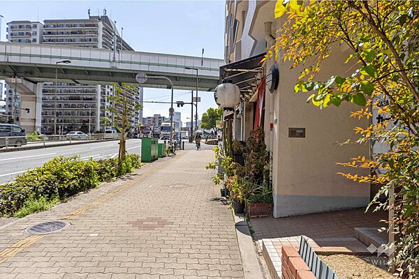 敷地南東側の前面道路（北東側から）