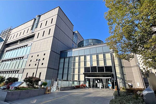 大阪市立中央図書館の外観