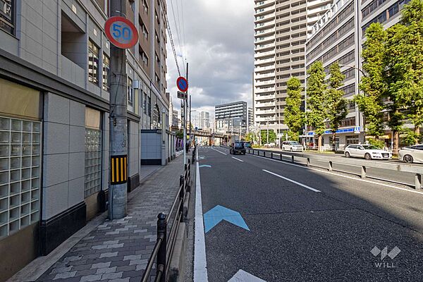 敷地の南東側前面道路（南西側から）