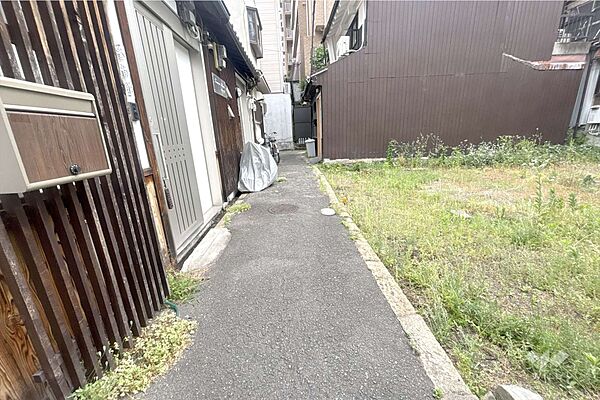物件の東側前面道路（北側から）［2026年5月23日撮影］