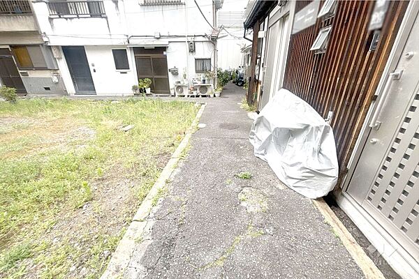 物件の東側前面道路（南側から）［2026年5月23日撮影］