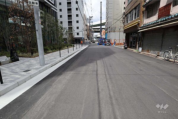 敷地東側の前面道路（北側から）