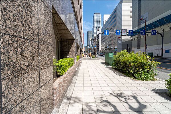 敷地東側の前面道路