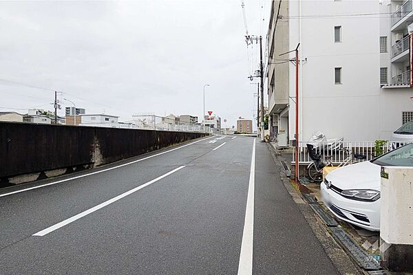物件の南側前面道路（東側から）［2026年6月23日撮影］
