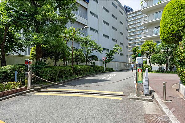 駐車場出入り口（リングシャッター付き）