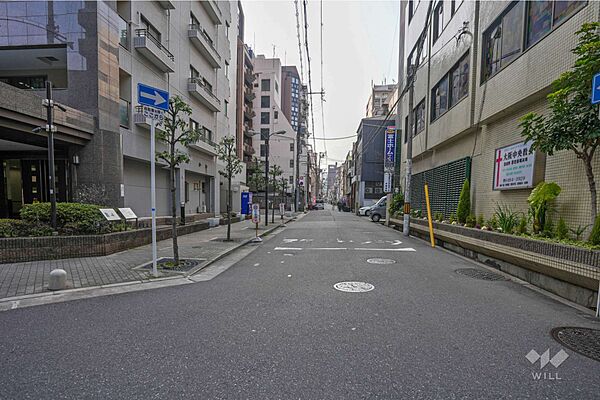 敷地の北側前面道路（東側から）