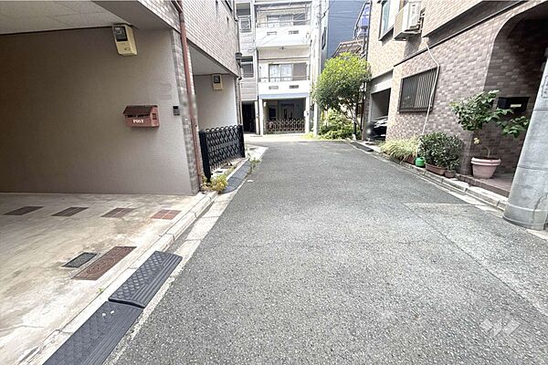 物件の東側前面道路（南側から）［2026年7月16日撮影］