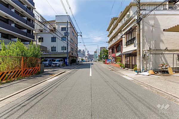 物件の東側前面道路（南側から）［2026年7月30日撮影］