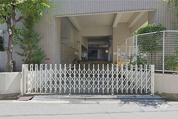 駐車場の出入り口（ゲート付き）