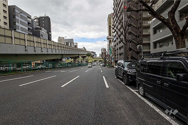敷地南側の前面道路（東側から）