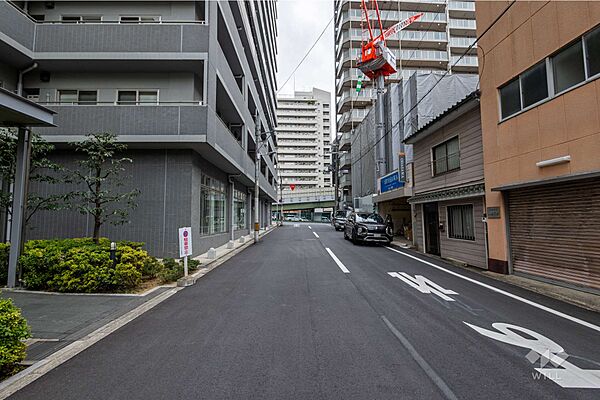 敷地西側の前面道路（北側から）