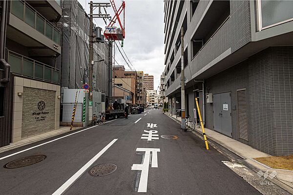 敷地西側の前面道路（南側から）