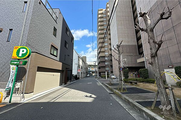 敷地西側の前面道路