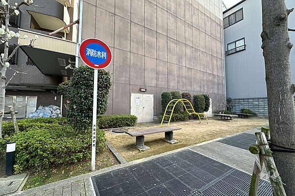 敷地西側に隣接する公園