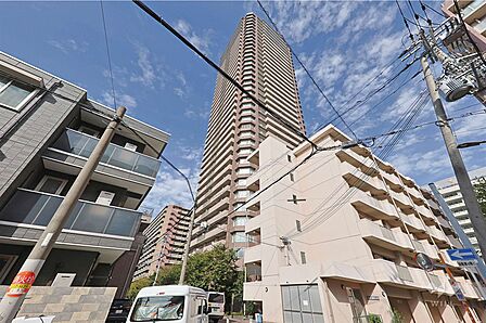 ザ上本町タワーの外観(南東側から)