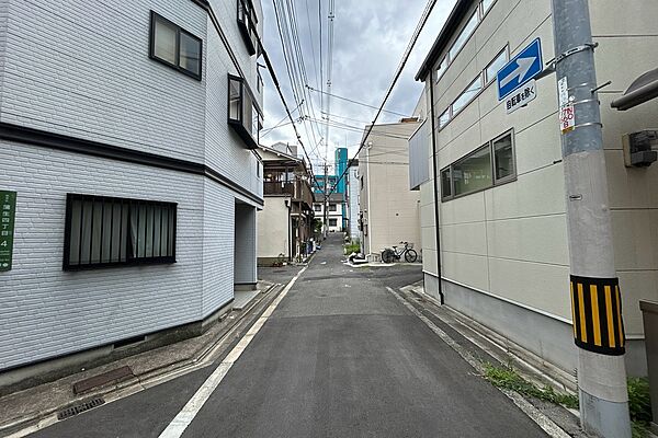 物件の西側前面道路（北側から）［2026年9月2日撮影］