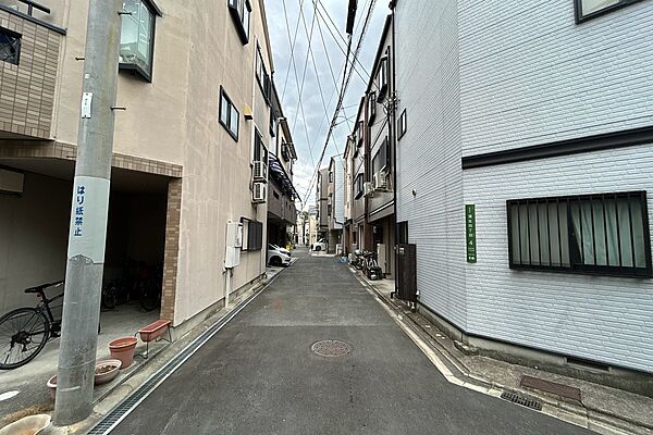 物件の北側前面道路（西側から）［2026年9月2日撮影］