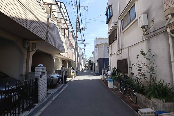 物件の南側前面道路（西側から）［2026年10月3日撮影］