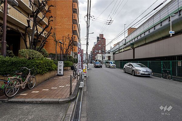 敷地西側の前面道路（北側から）