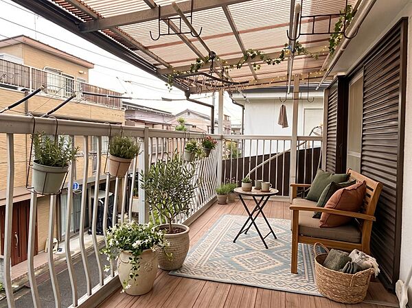 波板屋根と物干し金具が備わった実用性の高いバルコニー。洗濯物を気にせず干せる広さで、布団干しにも対応できます。※ＣＧ加工しております。