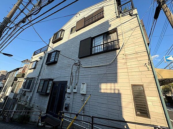 玄関まわりを含む建物外観