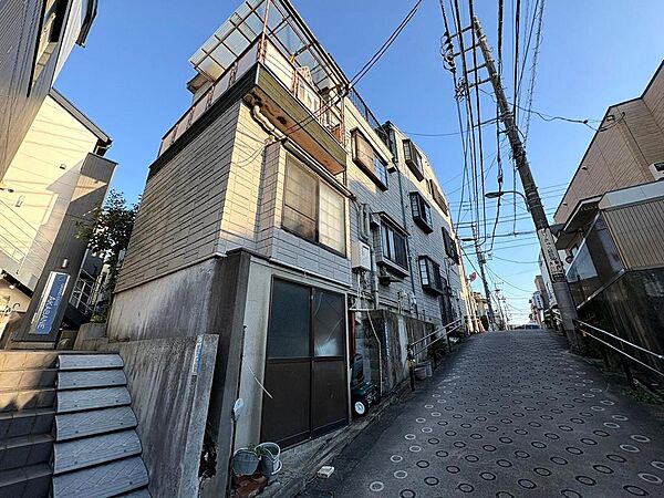 前面道路を含む建物外観