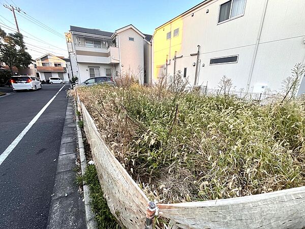 前面道路に面した現況更地