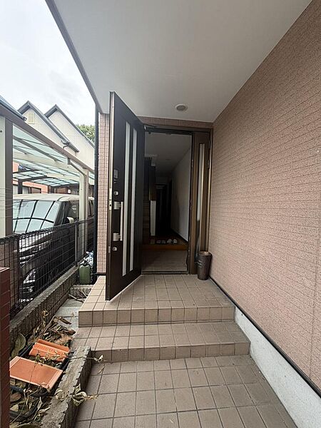 雨の日でも濡れずに鍵を開けられる屋根付きエントランス♪お子様のベビーカー置き場としても重宝！