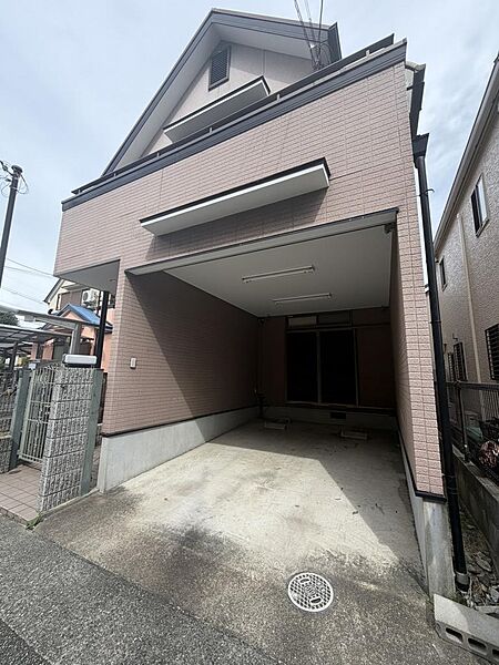 雨からおクルマを守るビルトインガレージ♪雨天の荷物の出し入れに便利♪