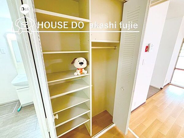 廊下には物入がございます。便利な棚付き♪お問合せお待ち致しております！【フリーダイヤル：0120-077-712】