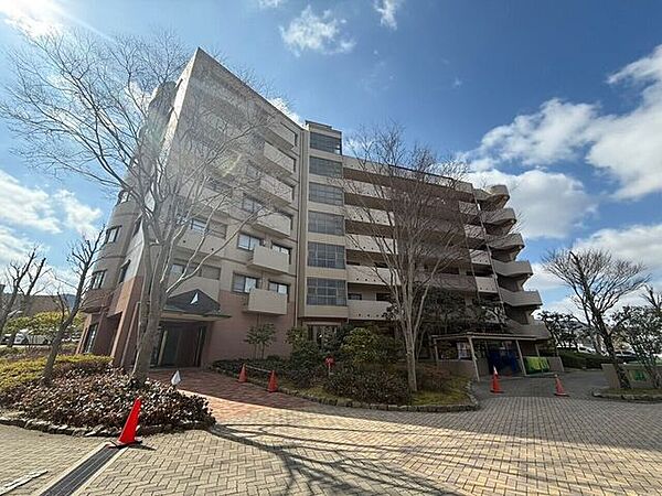 優雅で広大な敷地を誇るマンション。開放感あふれる環境に緑やゆとりある共用スペースが整い、上質な暮らしを提供します。静寂と快適さを兼ね備えた贅沢な住空間です。