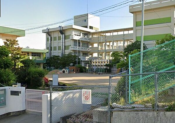 松が丘小学校 210m