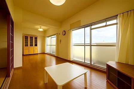 ※画像は家具消し加工後のイメージです春も夏も、窓いっぱいの光が包むリビング