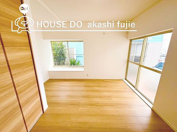 2面採光の明るい洋室