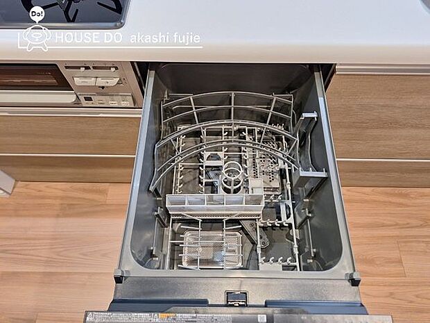 キッチンには食洗器がございます。食器洗乾燥機付きでご家族の食器もスッキリピカピカです。