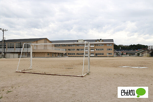 小学校「松江市立津田小学校まで1186m」