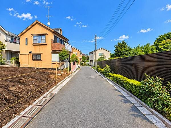 前面道路を含めた現地写真です。ぜひ周辺環境も併せてご覧ください。