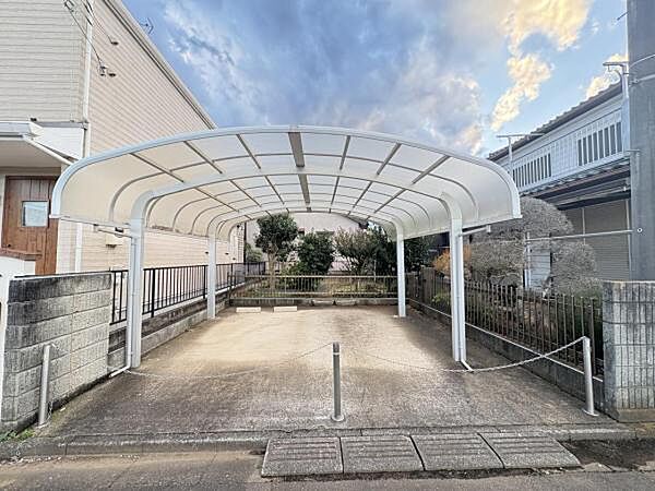 駐車場です。前面道路との高低差も少なく、スムーズに出入りできます。