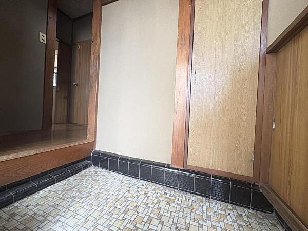 散らかりがちな玄関もスッキリの玄関収納付。