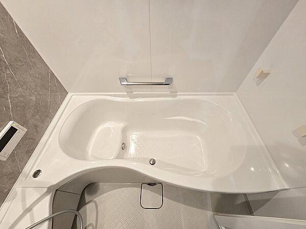 半身浴に適したステップ浴槽。お子様やお年寄りも使いやすい形状で安心できます。