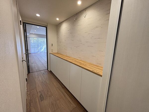 廊下部分には造作カウンターやピクチャーレールも設置済みです☆