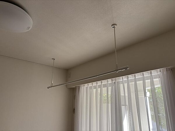 洋室約6.0帖には室内洗濯干しができるようにホスクリーンが付いています☆