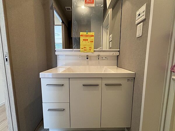 洗面台には三面鏡の利用も兼ね備えた設備が設置されています☆