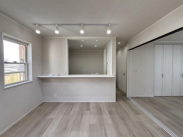 白を基調としたリビング、キッチン上のスポットライトも白で統一されて清潔感がありますね☆