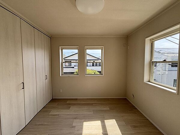 ２階洋室約5.８帖、一番広いお部屋はメインの主寝室としてご活用ください☆